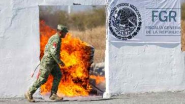 Un soldado del ejército pasa por alto las drogas en la zona militar de VII en Escobedo, Nuevo Estado de Leon, México