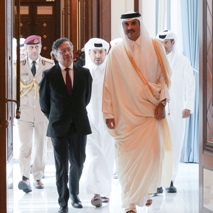 El presidente colombiano Gustavo Petro, a la izquierda, se encuentra con el emir de Qatar Sheikh Tamim bin Hamed Al-Thani en Doha, Qatar, el 13 de febrero