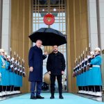 El presidente turco, Recep Tayyip Erdogan, a la izquierda, posa para una foto con el presidente ucraniano Volodymyr Zelenskyy