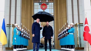 El presidente turco, Recep Tayyip Erdogan, a la izquierda, posa para una foto con el presidente ucraniano Volodymyr Zelenskyy