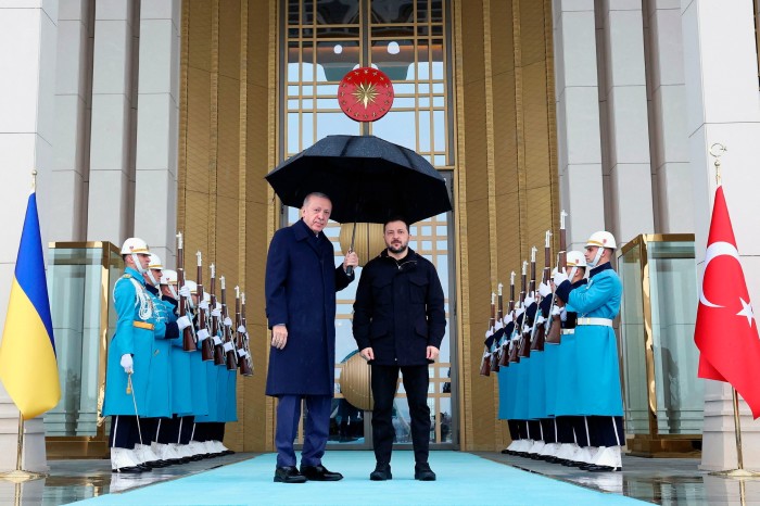 El presidente turco, Recep Tayyip Erdogan, a la izquierda, posa para una foto con el presidente ucraniano Volodymyr Zelenskyy