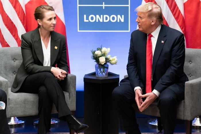 El primer ministro danés, Mette Frederiksen, se muestra con Donald Trump en 2019