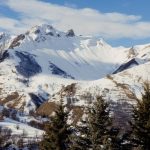 El pueblo se encuentra en Les 3 Vallées en el valle de Tarentaise