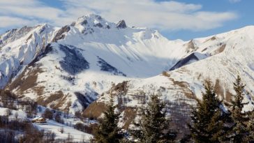 El pueblo se encuentra en Les 3 Vallées en el valle de Tarentaise