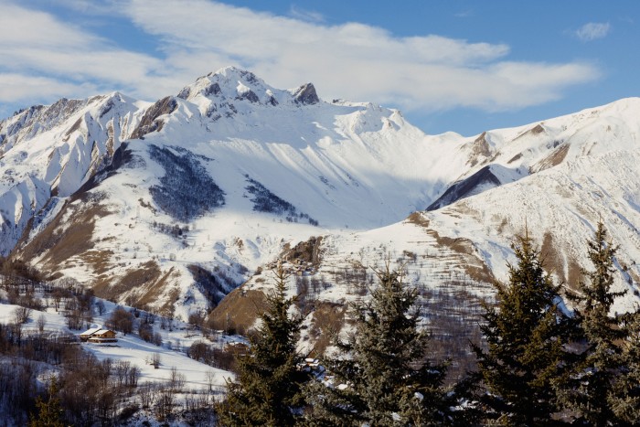 El pueblo se encuentra en Les 3 Vallées en el valle de Tarentaise