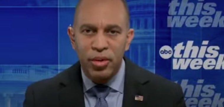 Hakeem Jeffries gira las tablas y revela el fracaso de Trump