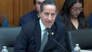 Jamie Raskin explota a Trump sobre la purga del FBI