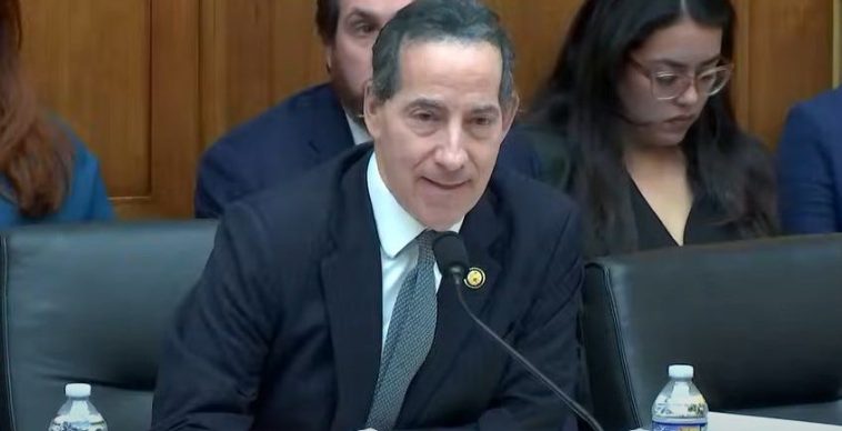 Jamie Raskin explota a Trump sobre la purga del FBI