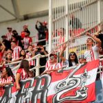 Los fanáticos del club de fútbol de Estudiantes animan al equipo