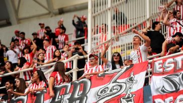 Los fanáticos del club de fútbol de Estudiantes animan al equipo