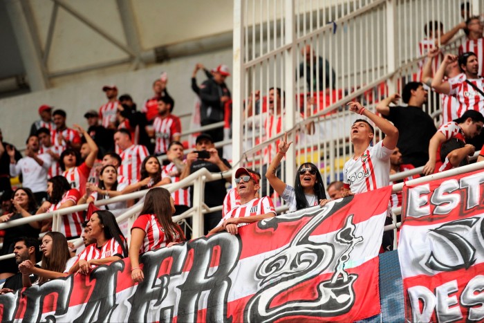 Los fanáticos del club de fútbol de Estudiantes animan al equipo