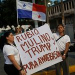 La gente tiene un letrero durante una manifestación en la ciudad de Panamá, Panamá, antes de una visita del Secretario de Estado de los Estados Unidos Marco Rubio