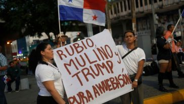 La gente tiene un letrero durante una manifestación en la ciudad de Panamá, Panamá, antes de una visita del Secretario de Estado de los Estados Unidos Marco Rubio