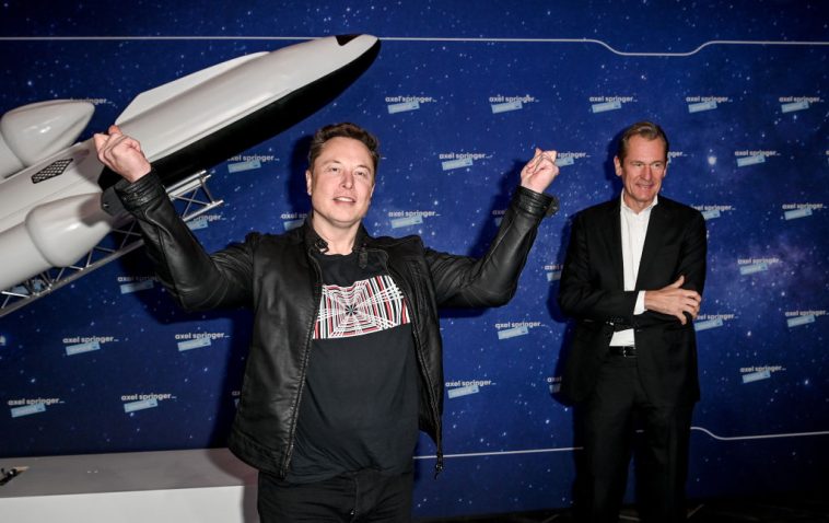 Las clases de charla: crisis en 'The Politico'. Cómo Elon Musk apuñaló a Axel Springer en la espalda - Euractiv