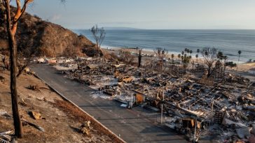 Fotografía de paisaje que representa edificios destruidos