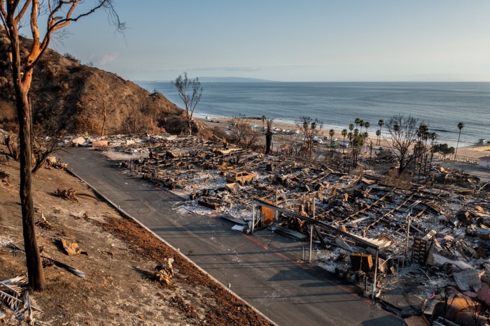 Fotografía de paisaje que representa edificios destruidos