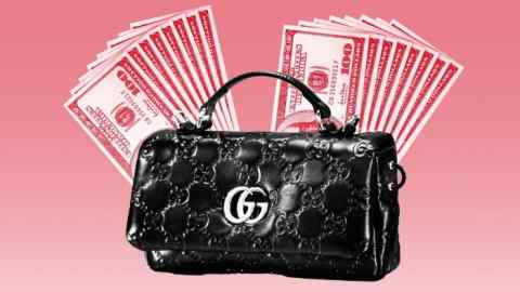Un montaje de un bolso de Gucci negro con el logotipo de doble G en relieve frente a varios billetes de $ 100 con tinte rojo que se avivan en ambos lados.